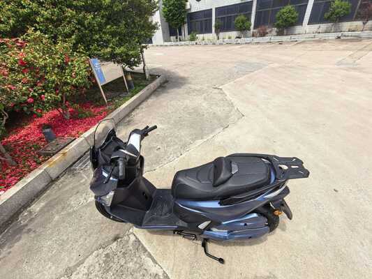 High-speed electric motorcycle, urban electric motorcycle, with a top speed of 80 km/h. Electric motorcycle.